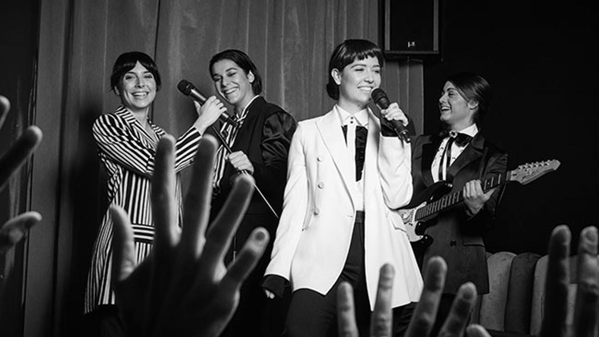 Clara, Alicia, Paula y Sandra en pleno concierto