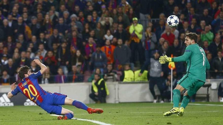 Sergi Roberto anota el sexto gol del Barcelona ante el París Saint Germain, en la remontada histórica en el Camp Nou. // Quique García