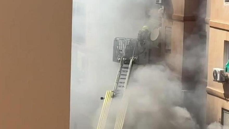 Los bomberos acceden a una de las viviendas superiores del bloque en la calle Picayo