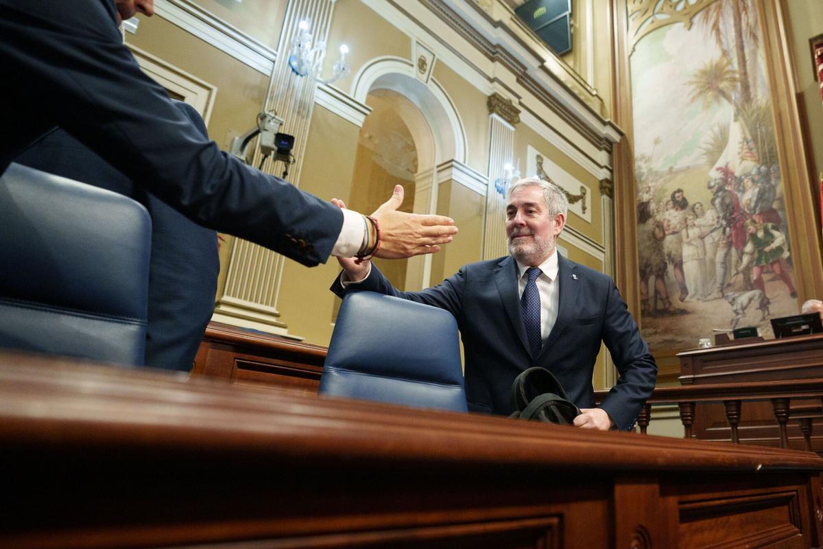 El presidente de Canarias, Fernando Clavijo, durante el debate general sobre el estado de la nacionalidad canaria que se celebra este martes en el Parlamento de Canarias.