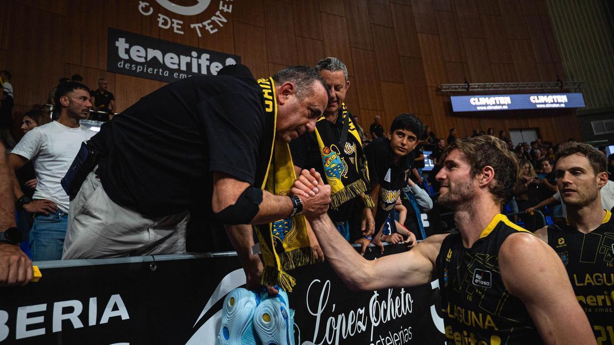 Aaron Doornekamp se saluda con un aficionado tras el último partido del CB Canarias 25/26.