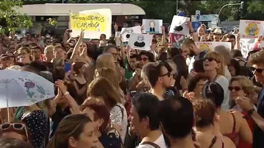 Multitudinaria manifestación en apoyo a Carmena frente al Ayuntamiento de Madrid