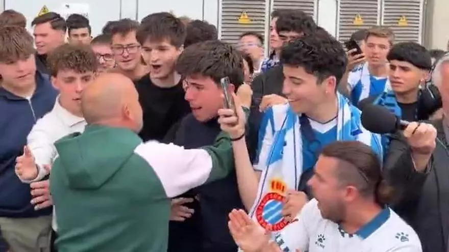 Manolo González y el vestuario blanquiazul se dan un baño de masas antes de viajar a Sevilla