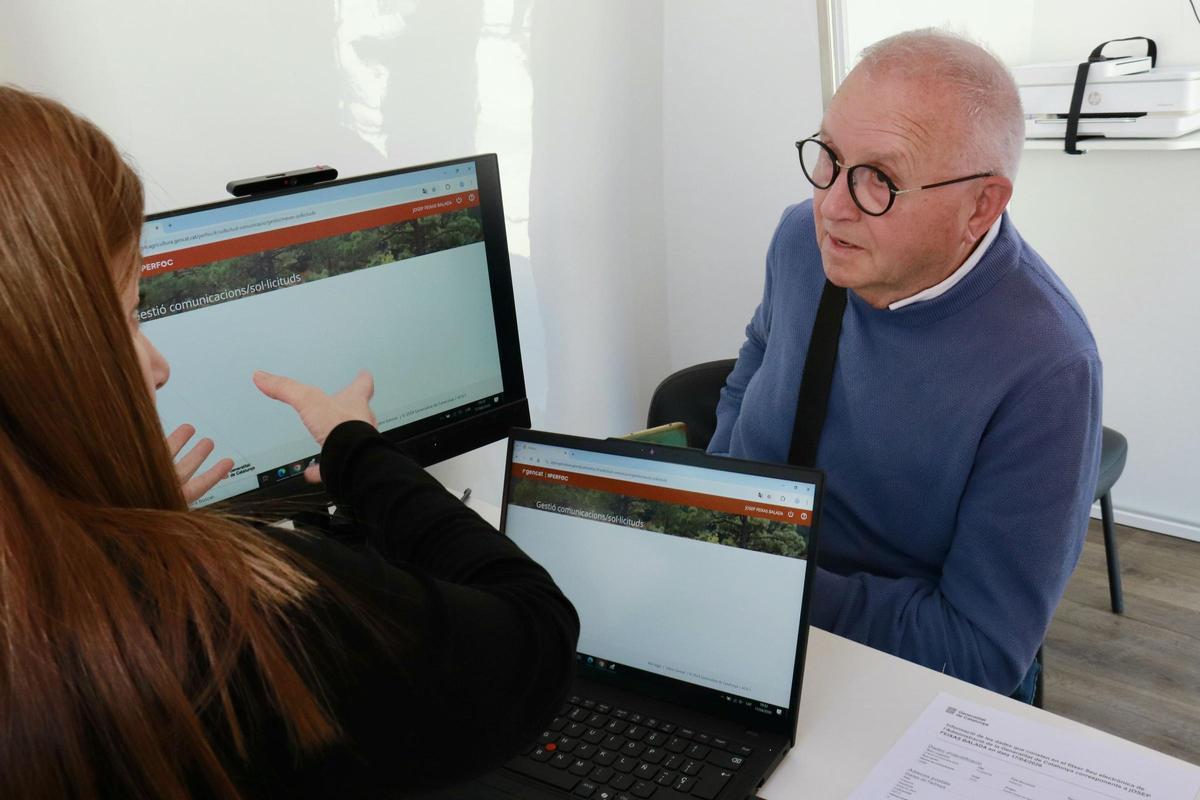 Un veí de Mediona visita les noves OAC mòbils de la Generalitat.
