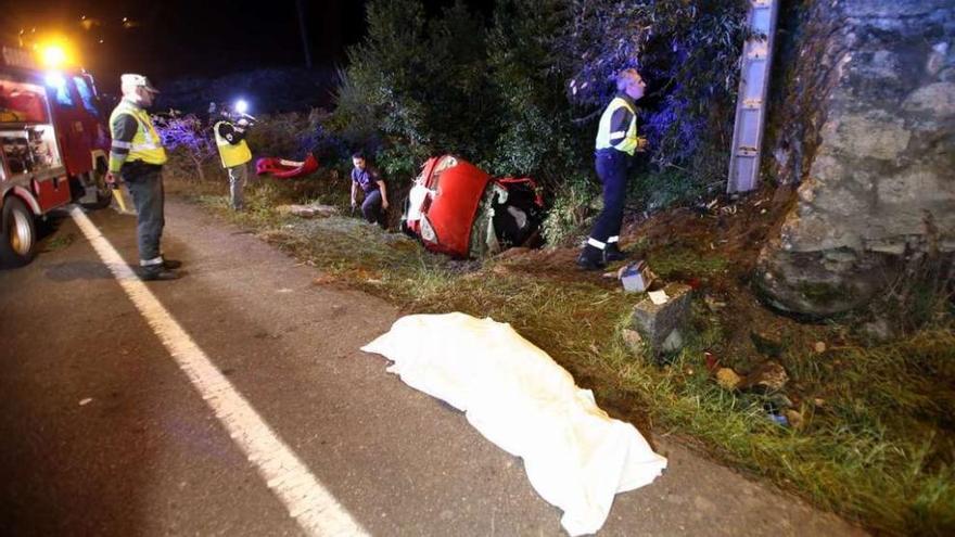 Muere un conductor al salir despedido su coche tras meter la rueda en una alcantarilla