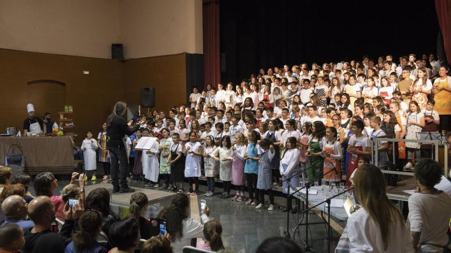 Escolars de la comarca es troben per cantar a la Jonquera