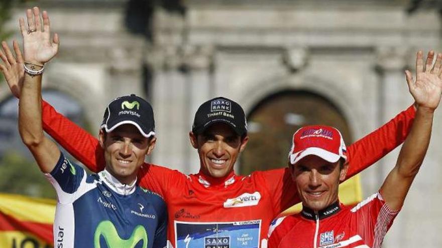Alberto Contador, entre Alejandro Valverde y Purito Rodríguez, en el podio de Madrid. / efe / josé manuel vidal