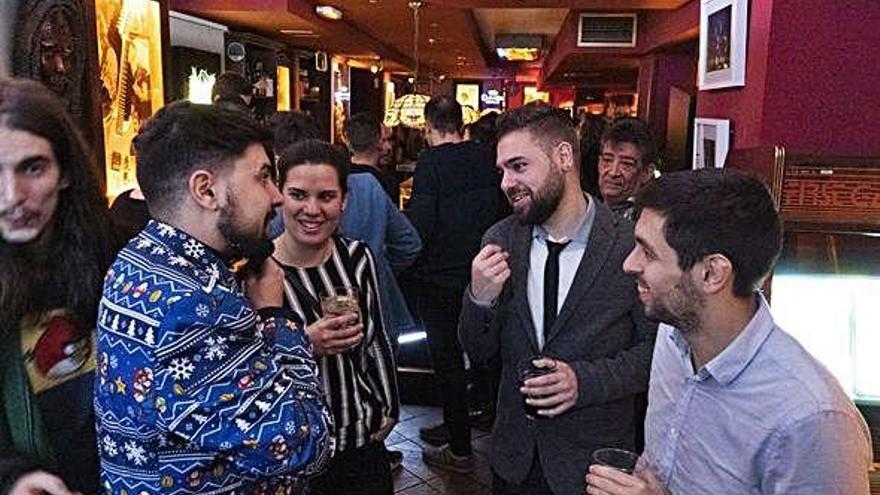 Un grupo de jóvenes charla durante una fiesta de Nochevieja en Zamora.