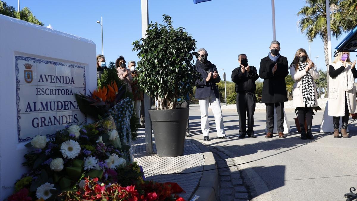 El Ayuntamiento de Rota, en Cádiz, dedica un sentido y emotivo homenaje a Almudena Grandes tras su fallecimiento este sábado