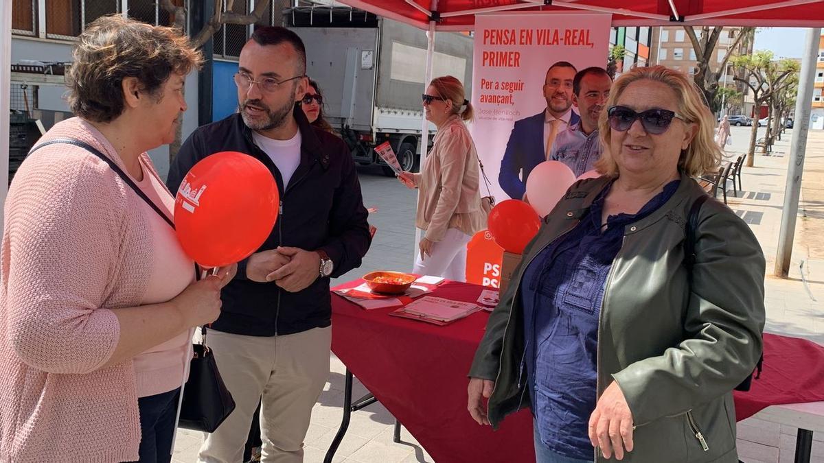 El candidato socialista a renovar la alcaldía de Vila-real, José Benlloch, en una de las carpas informativas cara a las elecciones.