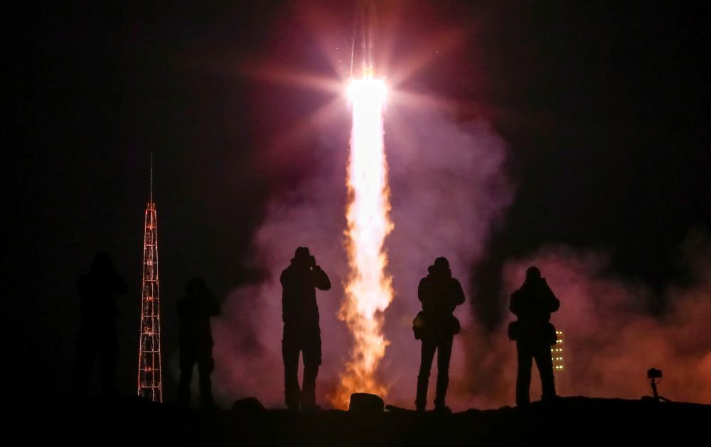 Photographers take pictures as the Soyuz MS-12 ...