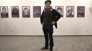 Una réplica de la exposición sobre presos políticos, con el artista Santiago Segura, en Madrid.