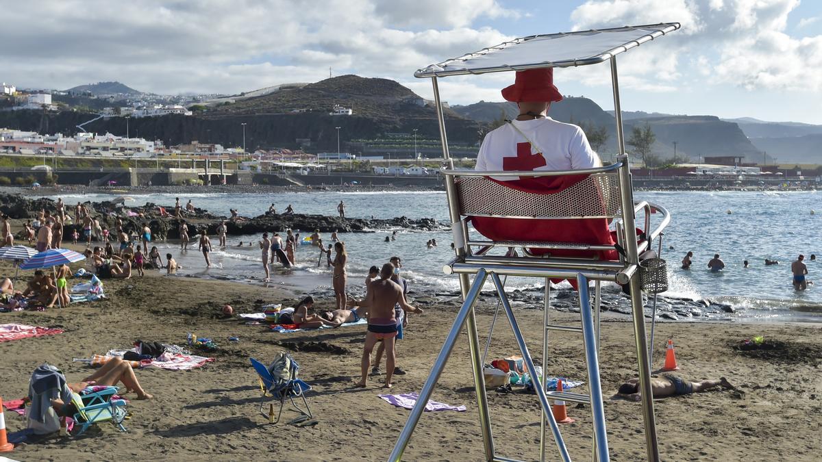 Un socorrista vigila la playa del Puertillo, en Arucas, en una imagen de archivo.