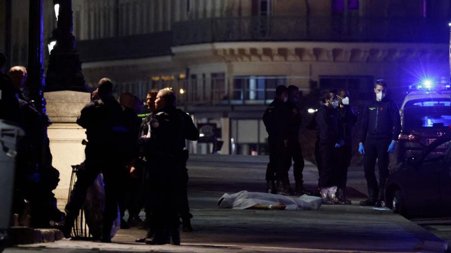 Dos muertos en un coche que arremetió contra policías en París
