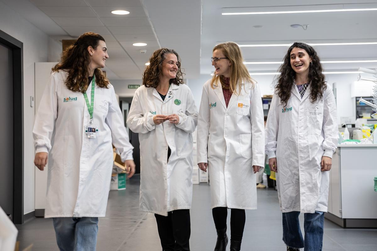 La doctora Sancho, la segunda por la izquierda, junto a su equipo.