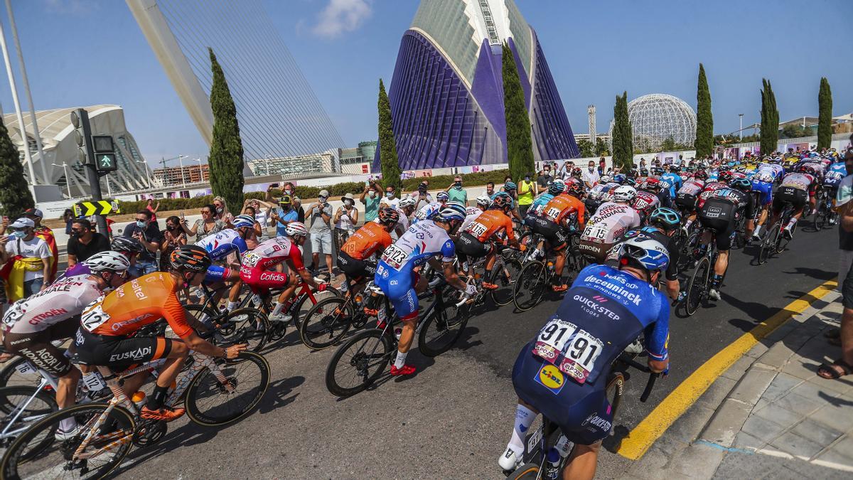 La Vuelta a España recorre Requena y atraviesa Cullera