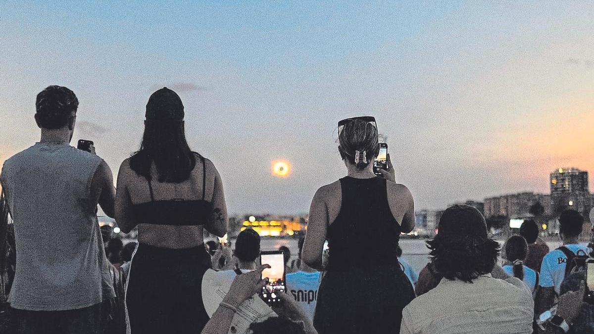 Un grup de gent seguint l’ecipsi a Tarragona, a pocs quilòmetres d'Altafulla