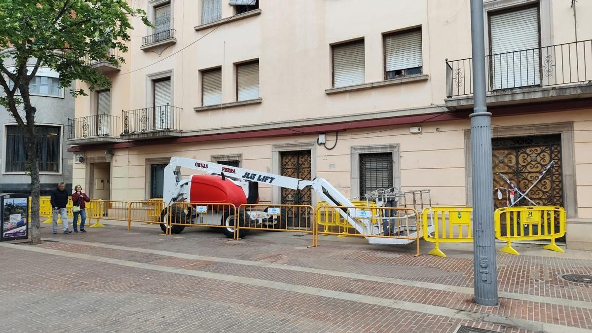 Inicio de obras de emergencia en el antiguo edificio de Correos de Gandia tras la caída de varios cascotes