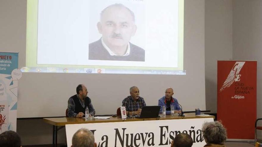 José Manuel Prieto Carril, en el centro, ayer, en el Club LA NUEVA ESPAÑA de Gijón.