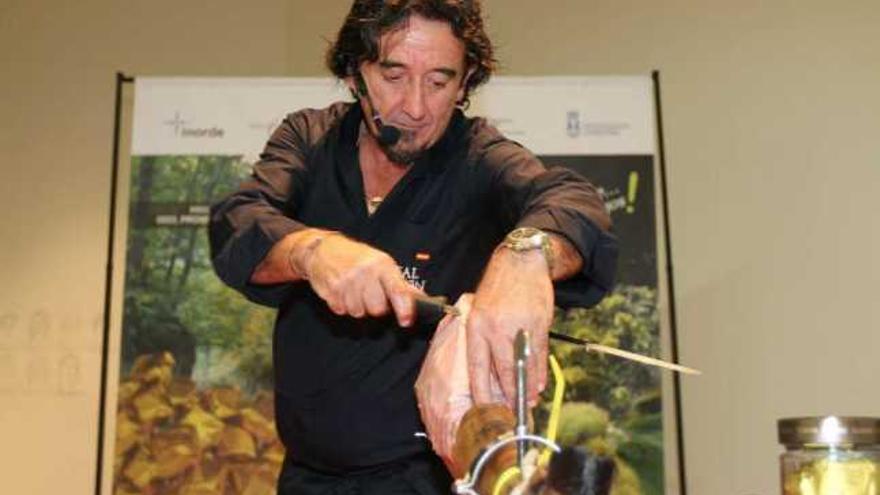 Florencio Sanchidrián cortó un jamón de porco celta en el Centro Cultural de Ourense.  // Iñaki Osorio