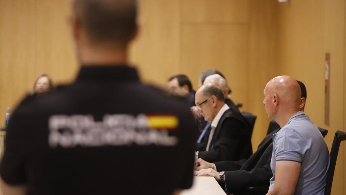El acusado de asesinar, presuntamente, a un cliente en un bar del Santuario, este lunes en el juicio.