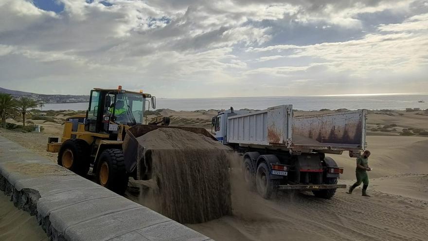 Comienza el traspaso de la arena desde el paseo marítimo hasta la orilla de Playa del Inglés