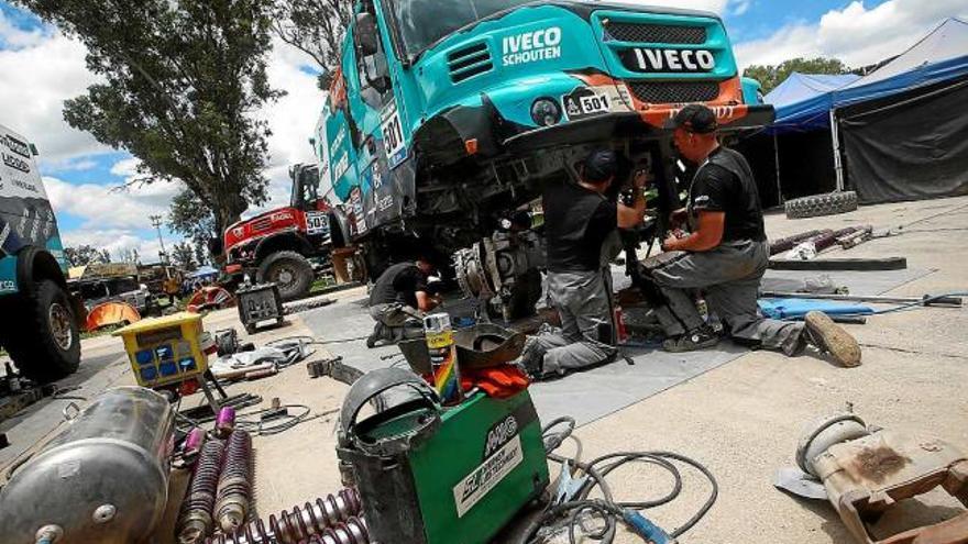 Els mecànics van treballar fort ahir a Salta per deixar en bones condicions l&#039;Iveco de De Rooy i Torrallardona