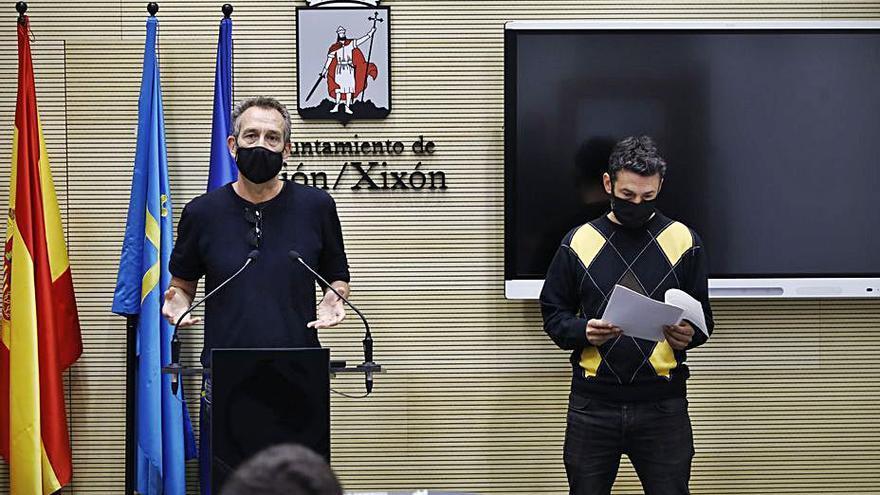 Por la izquierda, Ricardo Menéndez Salmón y Juan Chaves, ayer en el Ayuntamiento de Gijón. | Marcos León