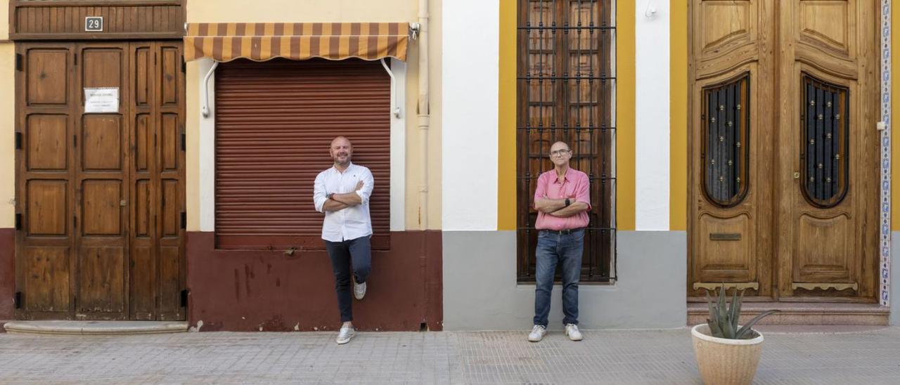 El alcalde de Faura y el de Benifairó, en dos viviendas que comparten calle, pero no municipio. | BELINDA ALFONSO