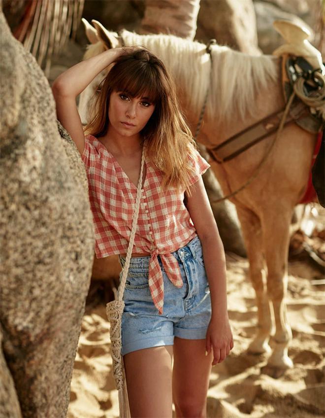 El look de Aitana con camisa de cuadros y 'shorts' de Stradivarius