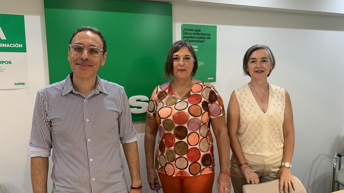 El secretario de acción sindical, Carlos Buchó; la secretaria autonómica de Satse, Mª Luz Gascó y Pilar Moreno, secretaria de organización.