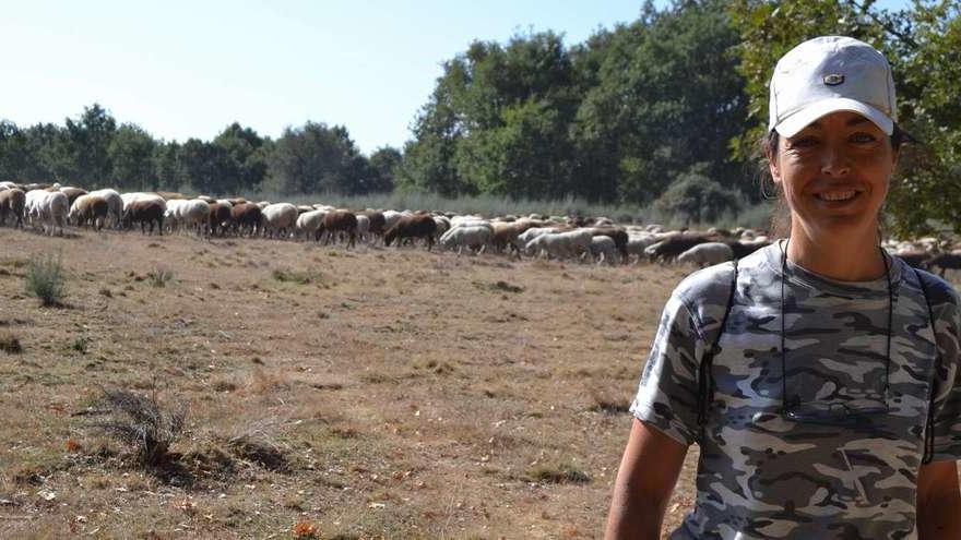 La ganadera Charo García Barrigón, pastoreando con sus ovejas en Villarino de Sanabria.