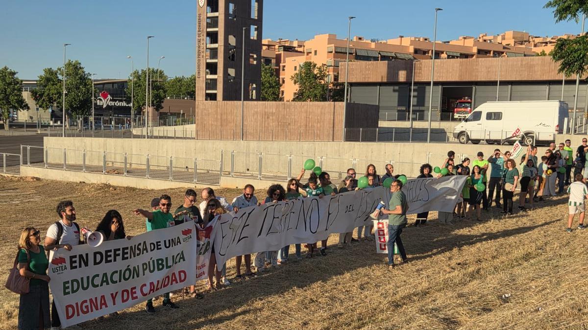 La comunidad educativa del IES Los Colegiales forma una cadena humana para exigir la construcción del nuevo centro