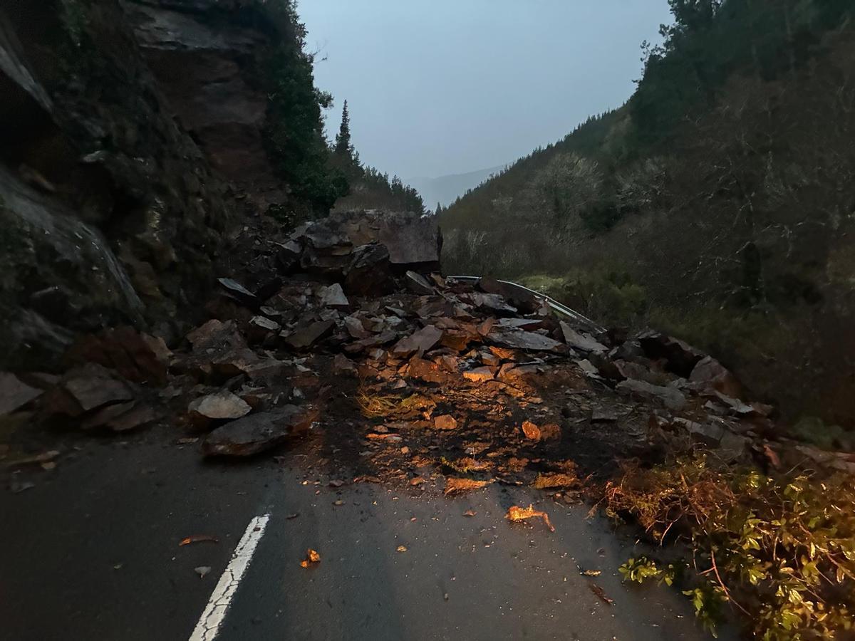 El material desprendido sobre la vía.