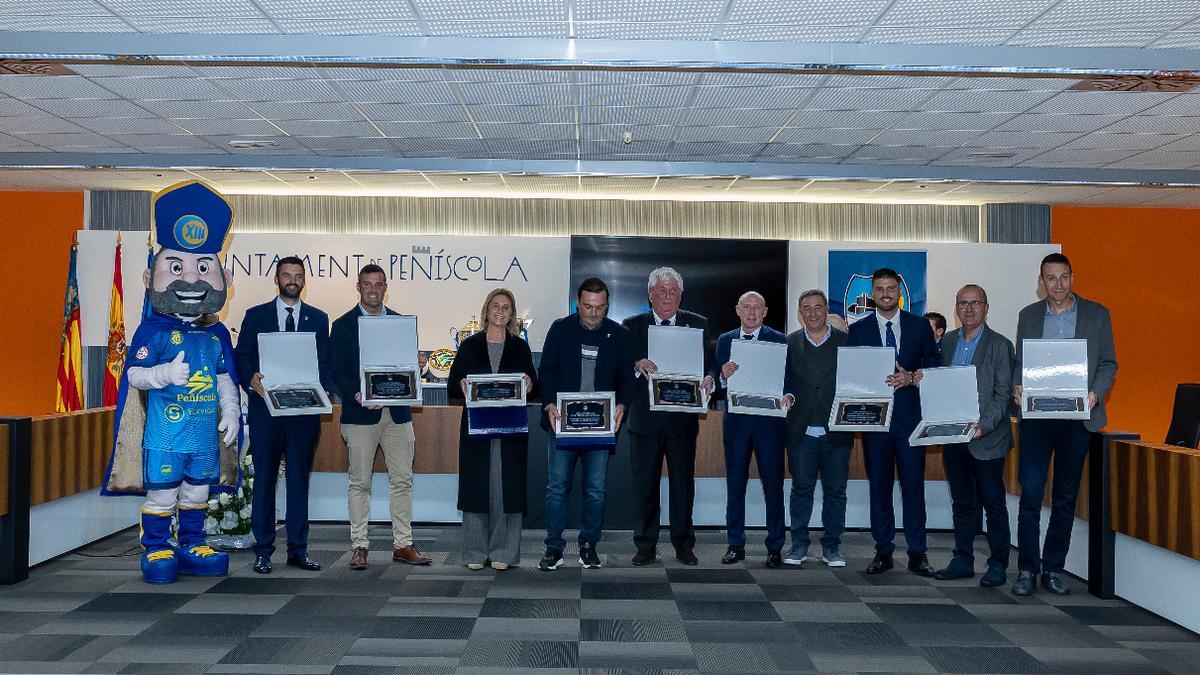 El club realizó diversos reconocimientos a personas y entidades por su labor y vinculación con el Club Fútbol Sala Peñíscola.