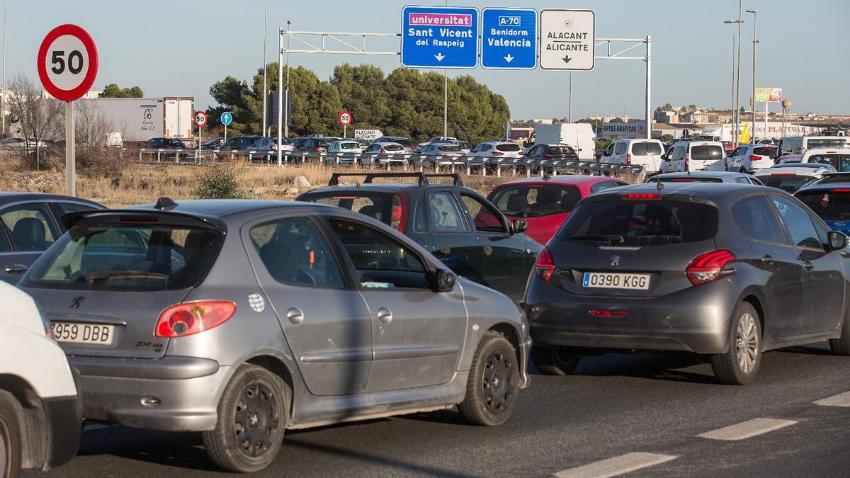 Atascos a la entrada de Alicante por la Universidad