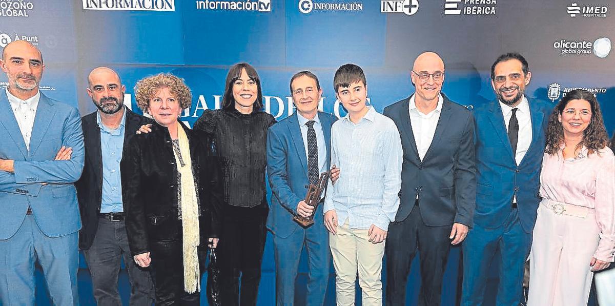 Los investigadores de la UA, Carlos Jara, junto a Josué Nescolarde (EPS), Mariela Álvarez; la ministra de Universidades, Diana Morant; el premiado Jorge Pomares y su hijo Eric; junto a los docentes e investigadores del grupo HURO, José Luis Ramón, Gabriel García y Paula Benavidez.
