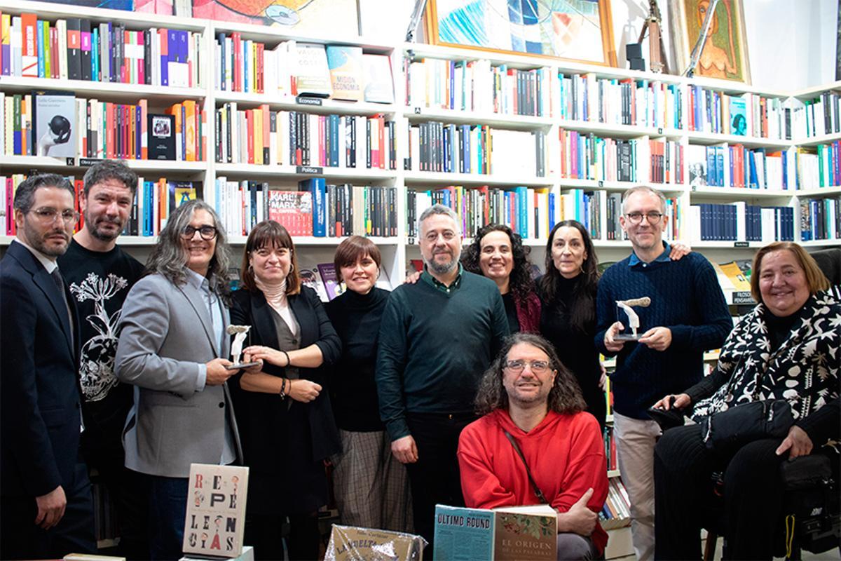 Miguel Iglesias, presidente de CEGAL; Rafa Arias, librería Letras Corsarias ganadora del Premio Librería Cultural 2024; Francisco Benedito, Llibreria Ramon Llull; María José Gálvez, directora general del Libro, del Cómic y de la Lectura; Maria Bravo, secretaria Junta Directiva de CEGAL; Óscar Porral, librería Bandini y jurado del Premio Librería Cultural 2025; Sara Sánchez, directora gerente de CEGAL; Almudena Amador, Llibreria Ramón Llull; Óscar Brox, Llibreria Ramón Llull; Carlos Rod, editorial La Uña Rota y jurado del Premio Librería Cultural 2025; y Rosana Torres, periodista cultural y jurado del Premio Librerías Cultural 2025.