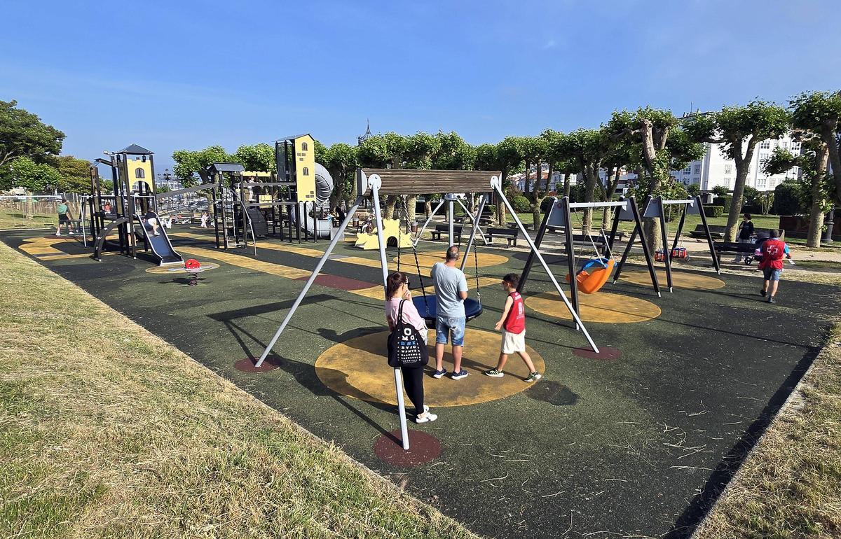Familias ayer en el parque de A Palma recién reformado.