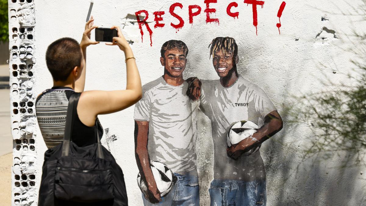 El artista TVBoy pinta un mural pidiendo respeto para Lamine Yamal y Nico Williams