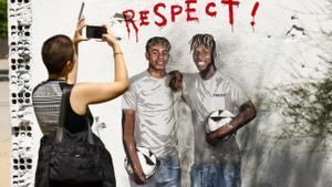 El artista TVBoy pinta un mural pidiendo respeto para Lamine Yamal y Nico Williams.