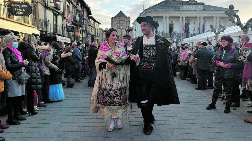 Boda de Carnaval de adultos del año 2022 en Toro. Desfile por la Plaza Mayor, con La Colegiata de fondo.. | |  M. J. CACHAZO