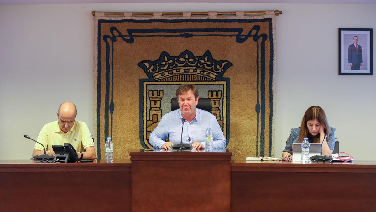 El alcalde Benito Portela durante un pleno en Sada.
