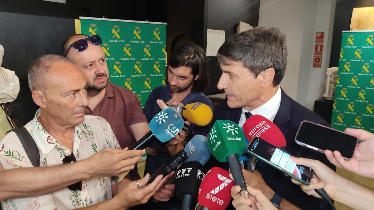 El delegado del Gobierno de España en Andalucía, Pedro Fernández, atiende a los medios de comunicación.