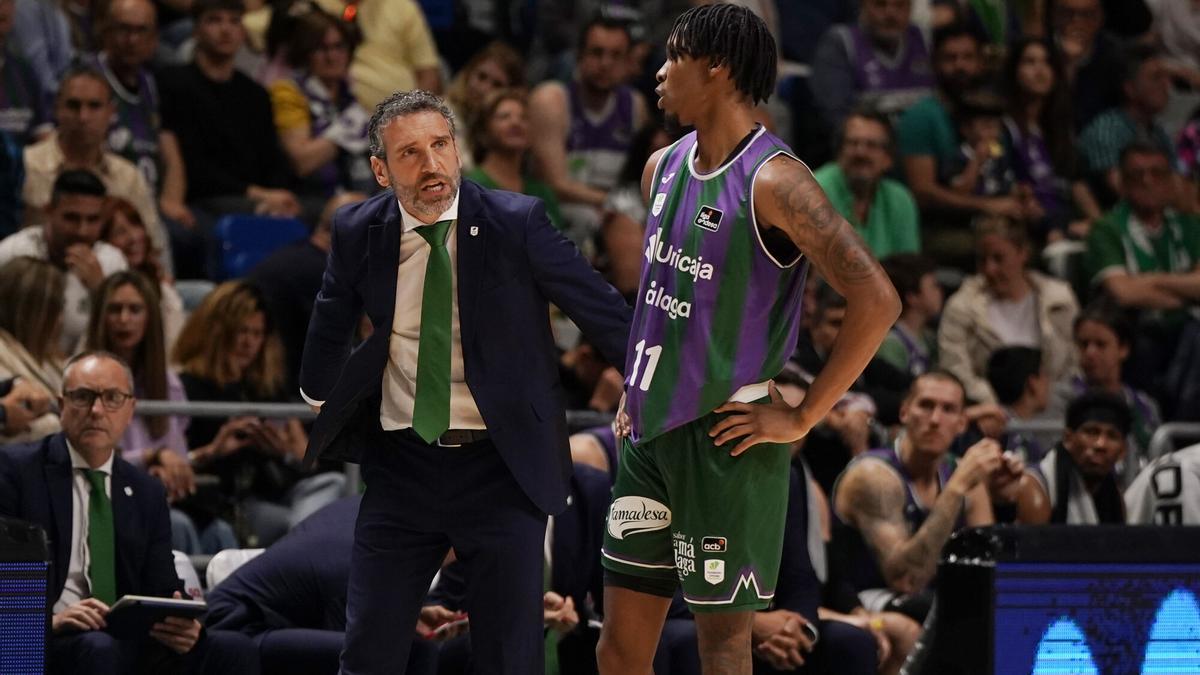 Ibon Navarro habla con Tyson Carter durante el partido.