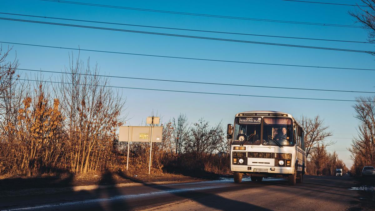 Un autobús de la planta de energía térmica circula por la carretera que conecta Kurajovo con Dachne, a 14 de febrero de 2022, en Kurajovo, Oblast de Donetsk, (Ucrania).