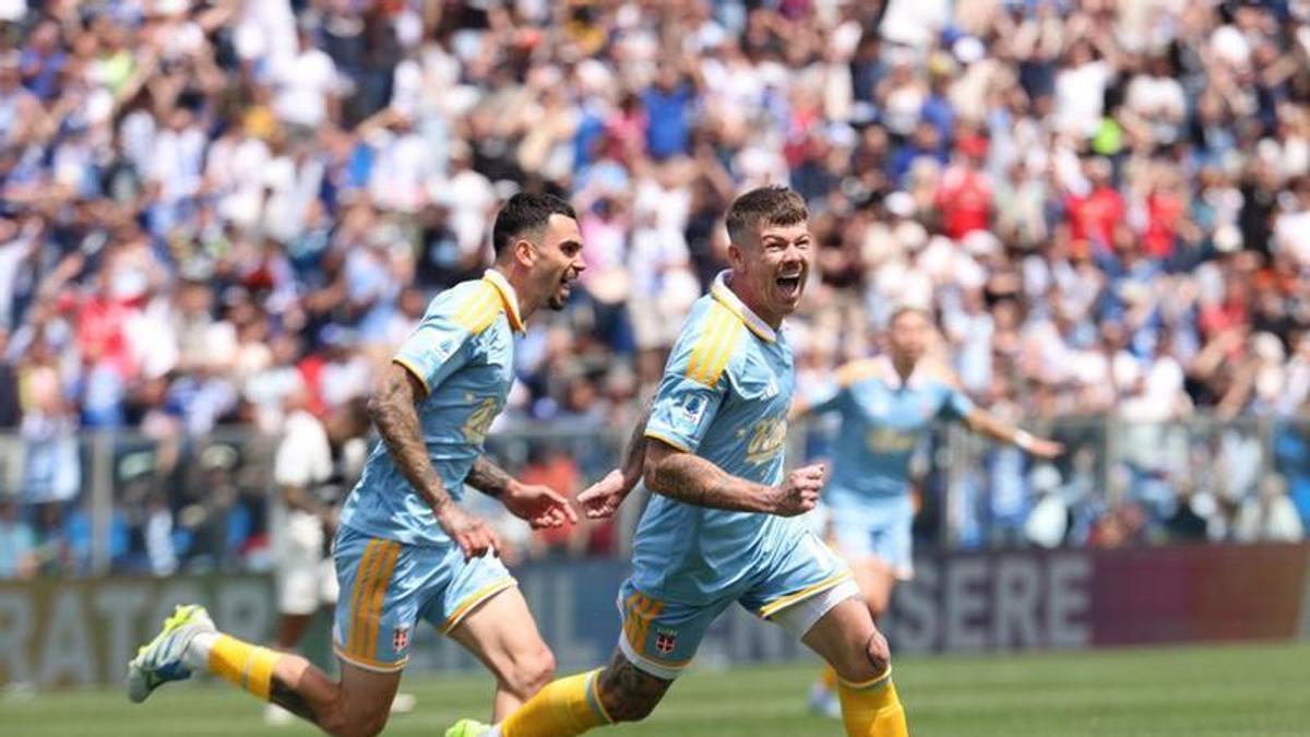 Alberto Moreno celebra un gol con el Como italiano.