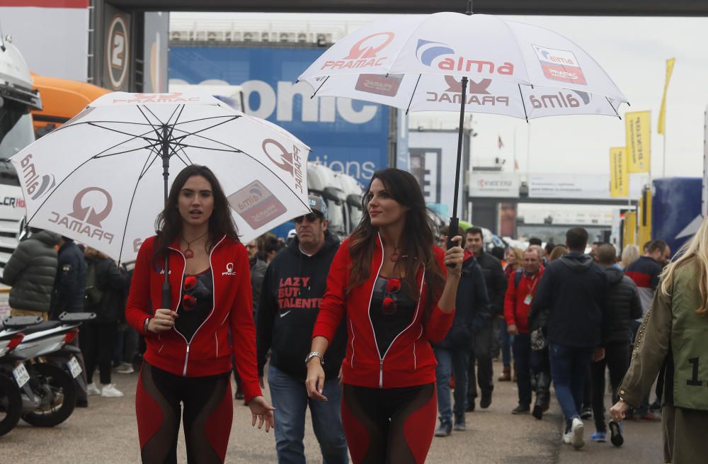 Más de 170.000 valientes desafían a la lluvia en Cheste