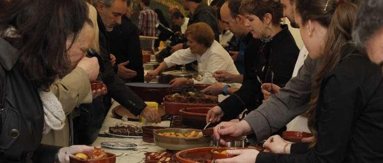 Degustación en la Feira de Nadal do Galo de Curral. // Bernabé/Gutier