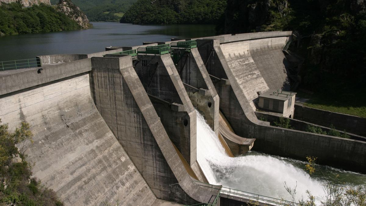 La presa de Rioseco, con la zona en la que se instalará la central en primer término.
